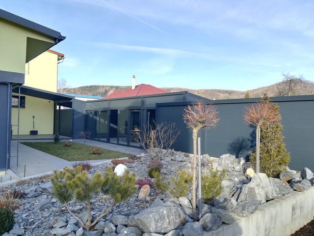 Hliníkové oplocení v kombinaci s hliníkovou pergolou – jednotný styl vaší zahrady