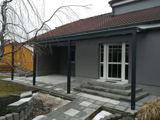 Jak využít prostor pod pergolou i v chladném počasí